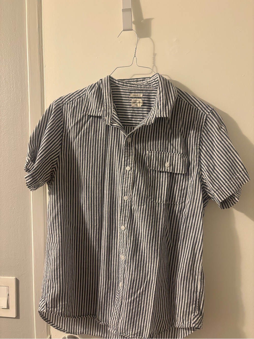 Bridge and burn Men's Vertical Stripe Short-Sleeve Shirt - Navy & White